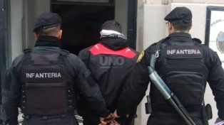 Policías de Infantería apresan a un hombre armado con un pistola 45 en Alto Verde