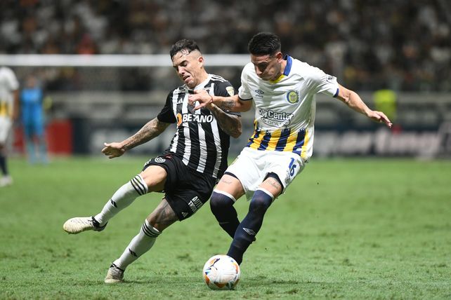 Mauricio Martínez la pelea cuerpo a cuerpo con el jugador brasilero. Caramelo fue titular en Belo Horizonte.