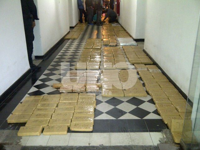 Tras el suceso. La droga secuestrada del camión fue contabilizada y pesada en la Unidad Regional I. &nbsp;