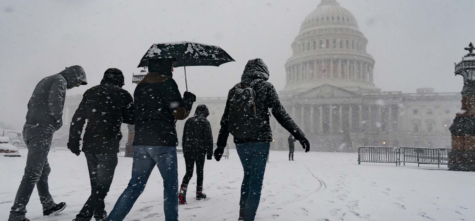 Turistas disfrutan del paisaje mientras una tormenta invernal trae fuertes nevadas al Capitolio en Washington. Foto: AP