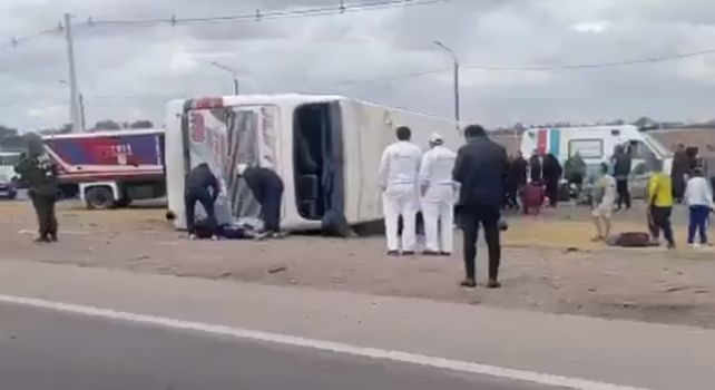 Video: murió una mujer y hay varios heridos en accidente de un micro que llevaba hinchas de Boca