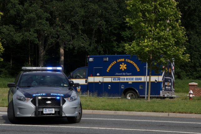 Otra vez. La policía especial SWAT se dirige al lugar del ataque.