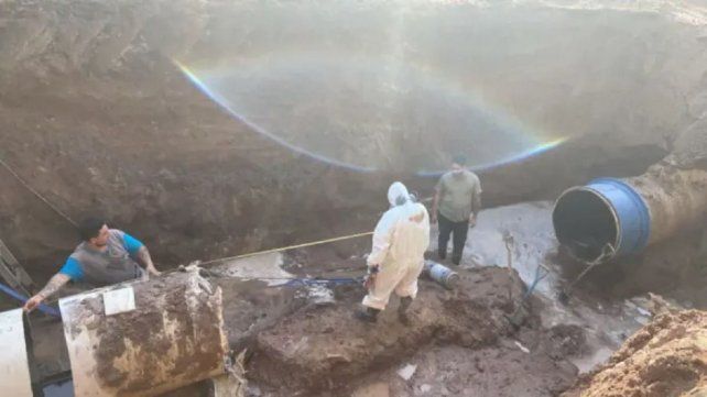 La Municipalidad de Paraná repara otra vez un caño maestro de agua potable.