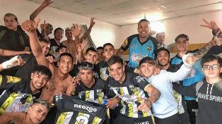El Pozo festejó el resonante triunfo conseguido ante el puntero Vecinal Gálvez.