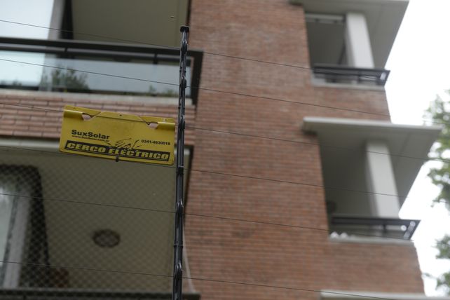 Los cercos eléctricos fueron instalados alrededor de un conocido condominio rosarino.