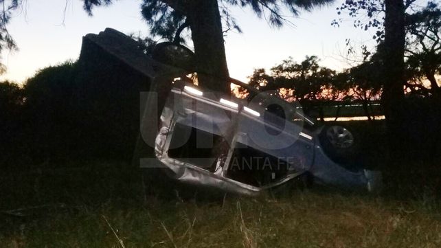 Un policía franco de servicio volcó con su camioneta y salvó su vida de milagro