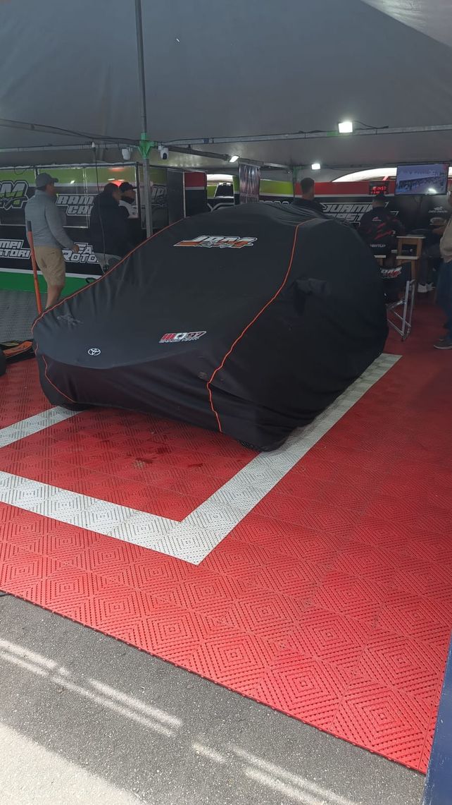El Yaris de Ramiro Cano, tapado en los boxes del Crucianelli GC Competicion. El de Totoras no pudo correr por el vuelco del viernes.