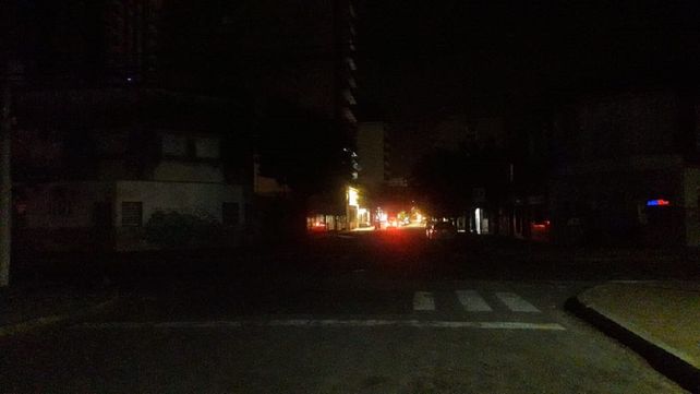 La esquina de San Martín y Junín de noche. Las únicas luces que se ven son las de los bares abiertos.