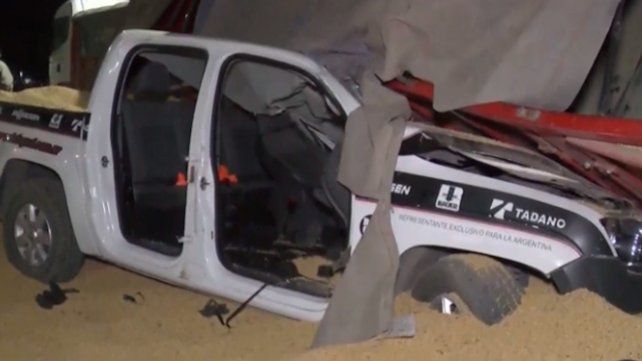 Un camión con soja chocó y el acoplado volcó sobre una camioneta