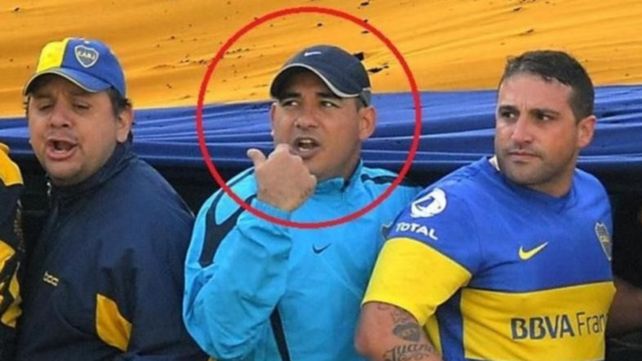 Maximiliano Mazzaro(centro) fue detectado al aterrizar la noche del miércoles en  el aeropuerto internacional de Barajas y se procedió a su deportación.