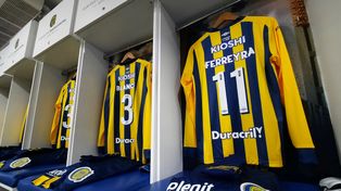 Central muestra ante Lanús el regreso de un clásico: la camiseta de mangas largas
