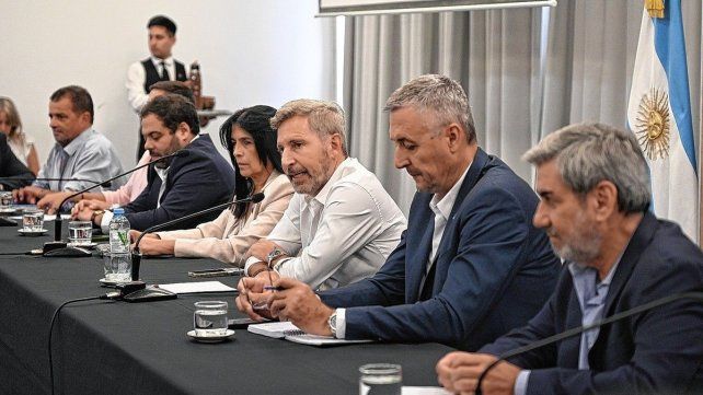 Rogelio Frigerio junto a funcionarios provinciales en el encuentro de este martes en el CPC.