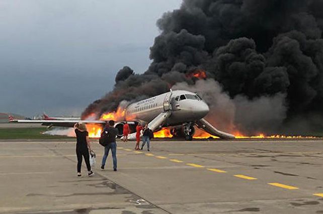 Acusan a un pasajero ruso de obstruir el pasillo del avión y provocar muertes