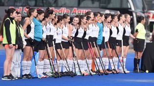 El equipo de Litoral que se coronó en el Argentino Mayores de hockey sobre césped, en un repleto estadio Luciana Aymar.