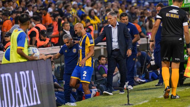 Carlos Quintana deja el campo de juego con mucho fastidio por la lesión que sufrió en su pierna izquierda.