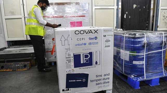 Un cargamento de vacunas con destino al fondo Covax se apresta a ser embarcado desde el aeropuerto de Mumbay.