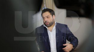 La decisión del gobierno de aumentar por decreto fue anunciada este miércoles en conferencia de prensa por el ministro de Gobierno y Trabajo, Manuel Troncoso.