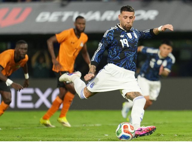Messi le pidió que lo pateara y Otamendi no falló: ejecutó el penal y marcó el tercer gol de la selección argentina en La Bombonera.
