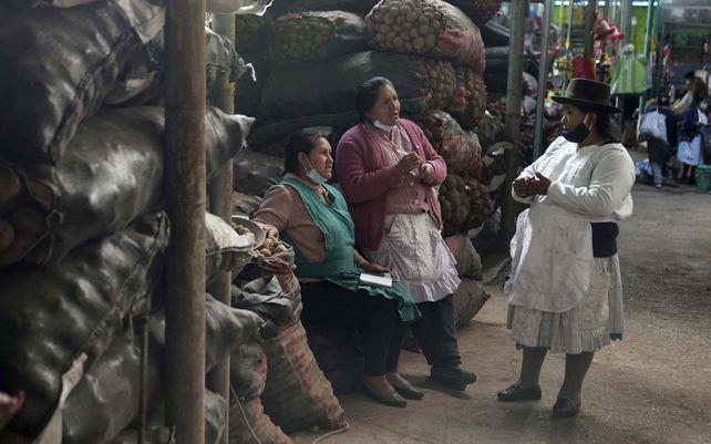 Mujeres indígenas se hablan en el idioma indígena quechua en el mercado Nery García en Huamanga, Perú. Se estima que 10 millones de personas hablan quechua en la región, principalmente en Perú, Ecuador y Bolivia.