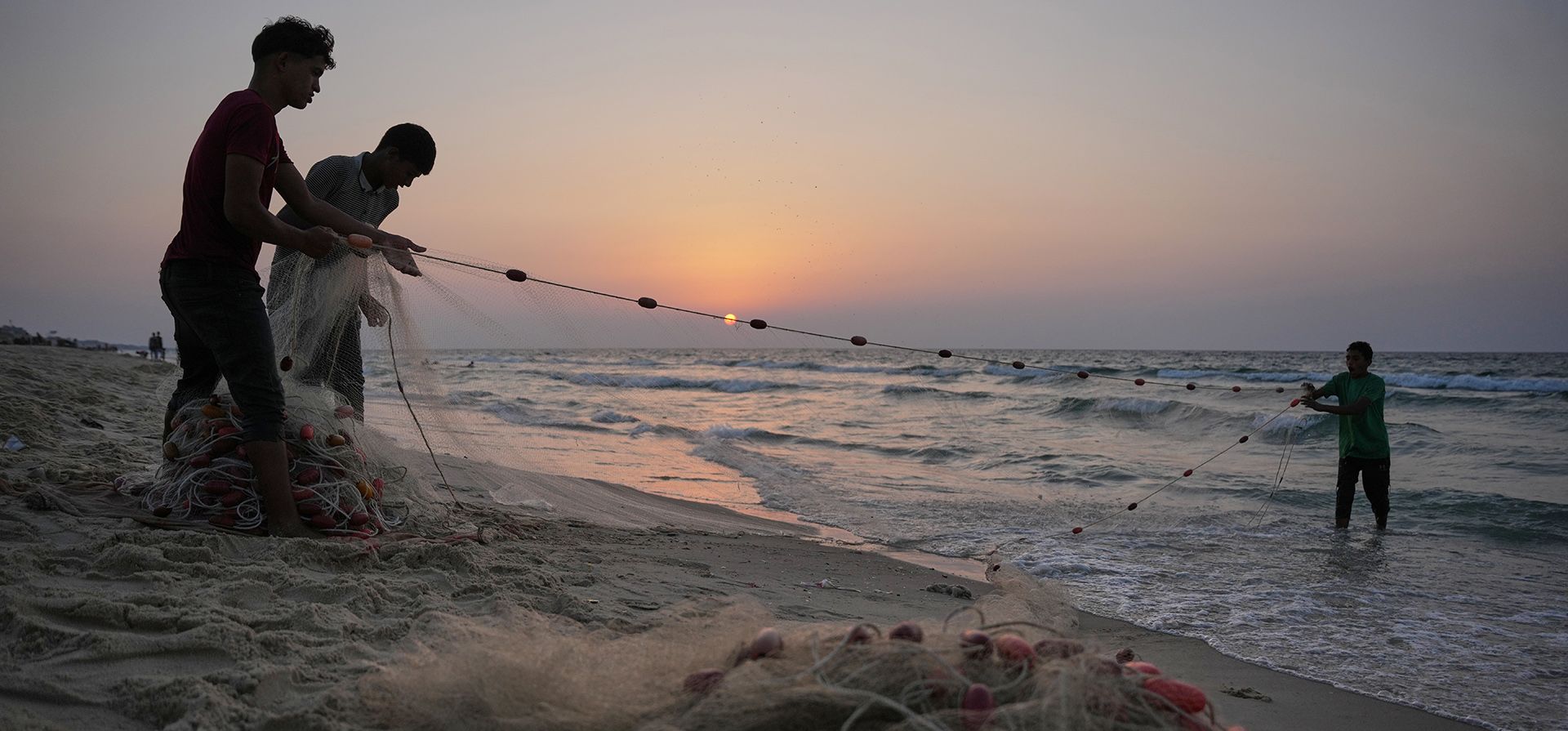Pescadores palestinos recogen sus redes mientras pescan en el mar Mediterráneo al atardecer, en la costa de Zawayda, en el centro de la Franja de Gaza, el viernes 7 de noviembre de 2025. (Foto AP/Abdel Kareem Hana) Pescadores palestinos recogen sus redes mientras pescan en el mar Mediterráneo al atardecer, en la costa de Zawayda, en el centro de la Franja de Gaza, el viernes 7 de noviembre de 2025. (Foto AP/Abdel Kareem Hana)
