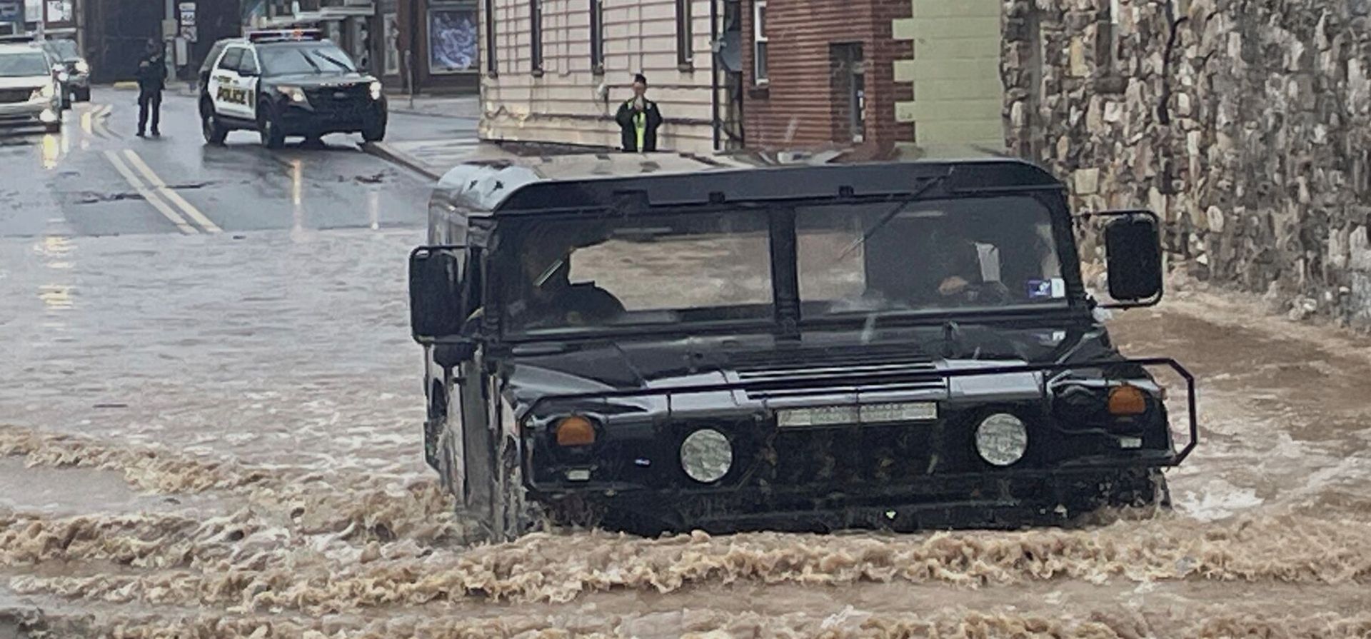Un Humvee del Departamento de Policía de Keyser cruza una crecida en la intersección de las calles Water y Armstrong en Keyser, Virginia Occidental, tras una inundación repentina el martes 13 de mayo de 2025. (John D. Smith/Cumberland Times-News vía AP) Un Humvee del Departamento de Policía de Keyser cruza una crecida en la intersección de las calles Water y Armstrong en Keyser, Virginia Occidental, tras una inundación repentina el martes 13 de mayo de 2025. (John D. Smith/Cumberland Times-News vía AP)