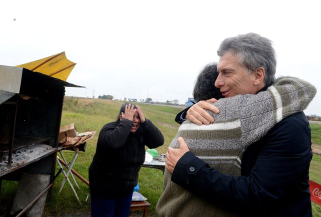 Emoción. Alfredo se fundió en un abrazo con el presidente y su esposa Mónica rompió en llanto por la visita.