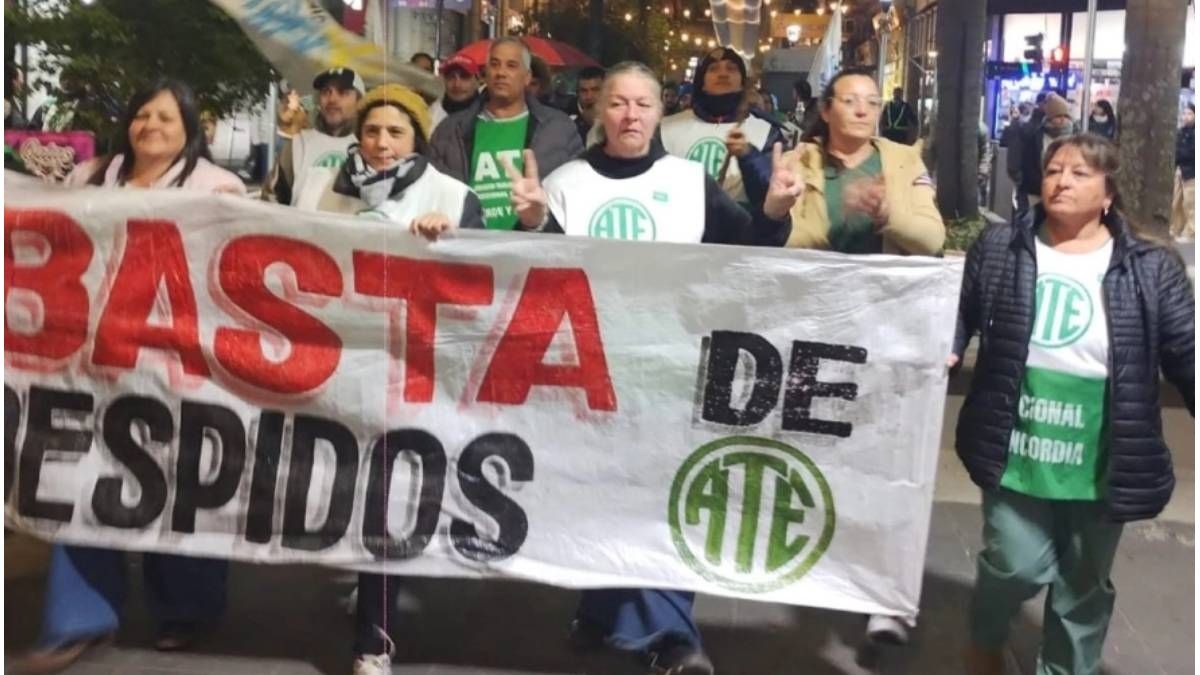 Despidos en Concordia: la protesta llegó a la gala por el Día de la Independencia