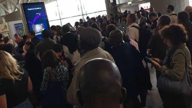 París: evacúan una terminal del aeropuerto Charles de Gaulle por un paquete sospechoso