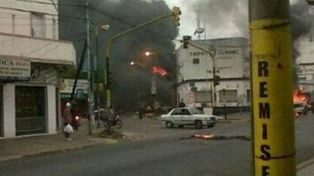 Incendian vehículos y rompen comisaría en José León Suárez tras el crimen de un chico