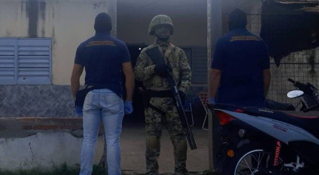 Un operativo por narcomenudeo en el barrio Las Tunas de San Benito terminó con cinco personas detenidas y el secuestro de droga lista para la venta.