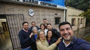 Marco Cleri y Alejandra Obeid junto a Nicolas Mattioli y Jaquelina Balangione, en la vecinal de barrio Centenario&nbsp;
