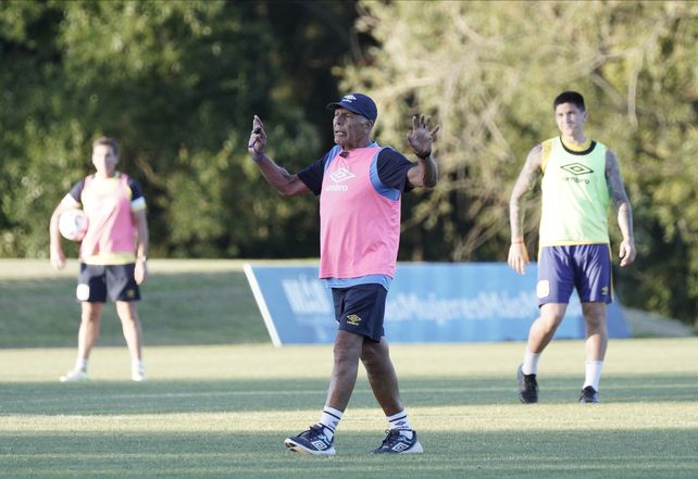 Russo no paró de dar indicaciones en el trabajo táctico que realizó el equipo canalla.