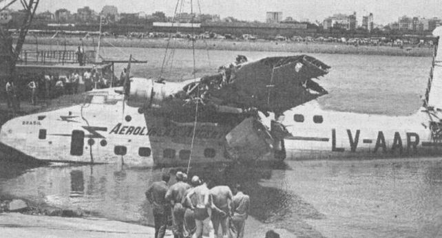 El remolque del hidroavión en Puerto Nuevo, Buenos Aires. Se puede observar una de sus alas destrozadas. 