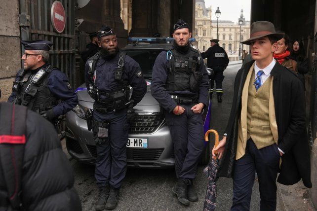 No era un detective del robo del Louvre, apenas un adolescente elegante