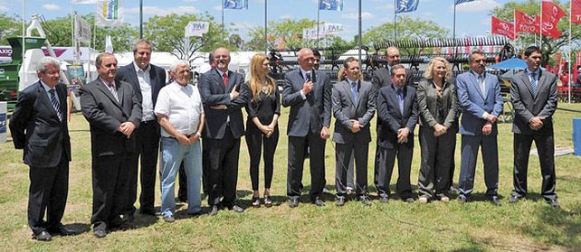 El gobernador Antonio Bonfatti habla durante la recorrida de la muestra Pyme que se realizó en Las Parejas junto con funcionarios nacionales