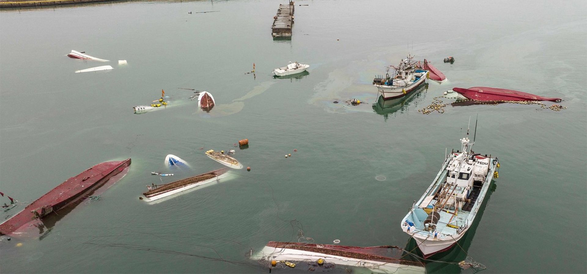 Barcos semisumergidos en el puerto de la ciudad de Suzu, prefectura de Ishikawa, el 3 de enero de 2024, después de que un gran terremoto de magnitud 7,5 sacudiera la región de Noto en la prefectura de Ishikawa el día de Año Nuevo. (Foto de Fred MERY / AFP) Barcos semisumergidos en el puerto de la ciudad de Suzu, prefectura de Ishikawa, el 3 de enero de 2024, después de que un gran terremoto de magnitud 7,5 sacudiera la región de Noto en la prefectura de Ishikawa el día de Año Nuevo. (Foto de Fred MERY / AFP)