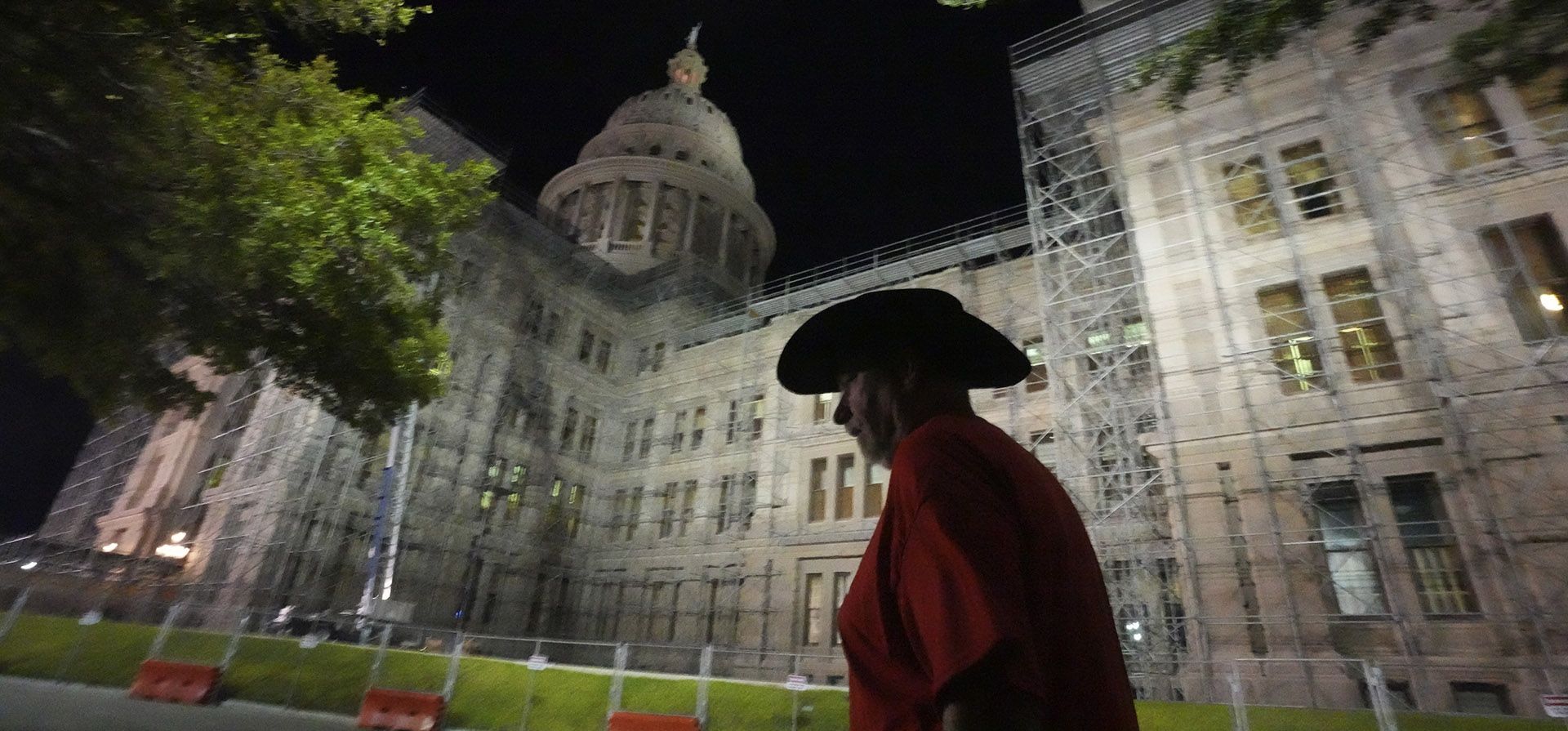 Kyle Simms de McKinney, Texas, camina hacia la capital del estado de Texas temprano en la mañana para mostrar su apoyo al fiscal general de Texas, Ken Paxton, antes de que comience su juicio político en Austin, el martes 5 de septiembre de 2023. (Foto AP/LM Otero) Kyle Simms de McKinney, Texas, camina hacia la capital del estado de Texas temprano en la mañana para mostrar su apoyo al fiscal general de Texas, Ken Paxton, antes de que comience su juicio político en Austin, el martes 5 de septiembre de 2023. (Foto AP/LM Otero)