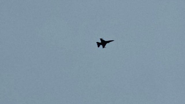 El avión F-16 sobrevoló Rosario.