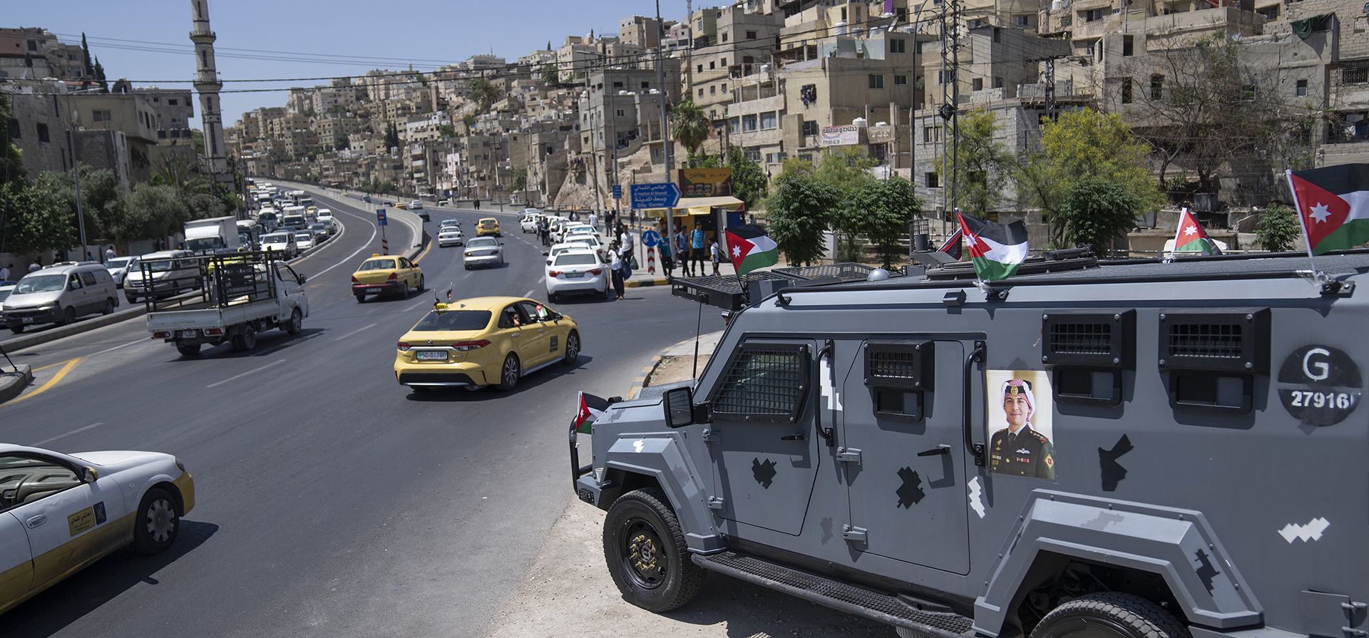 La imagen del Príncipe Heredero Al Hussein en un afiche sobre una patrulla de seguridad jordana que se despliega en preparación para la próxima boda real, en Amman, Jordania, el miércoles 31 de mayo de 2023. El Príncipe Heredero Al Hussein y la arquitecta saudita Rajwa Alseif se casarán este jueves. (AP Photo/Nasser Nasser) La imagen del Príncipe Heredero Al Hussein en un afiche sobre una patrulla de seguridad jordana que se despliega en preparación para la próxima boda real, en Amman, Jordania, el miércoles 31 de mayo de 2023. El Príncipe Heredero Al Hussein y la arquitecta saudita Rajwa Alseif se casarán este jueves. (AP Photo/Nasser Nasser)