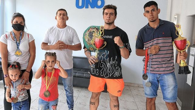Integrantes del Yarará Team en la redacción de UNO