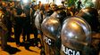 Efectivos de la Policía de Santa Cruz avanzaron sobre los manifestantes.&nbsp;