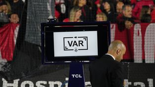 La intervención del VAR ante Platense fue muy cuestionada por los hinchas de Newells.&nbsp;