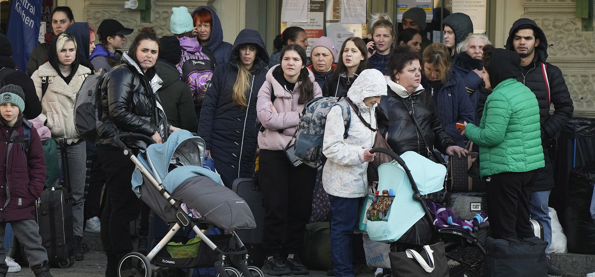 Refugiados con niños esperan un transporte después de huir de la guerra desde la vecina Ucrania en una estación de tren en Przemysl, Polonia, el jueves 24 de marzo de 2022. Foto: AP