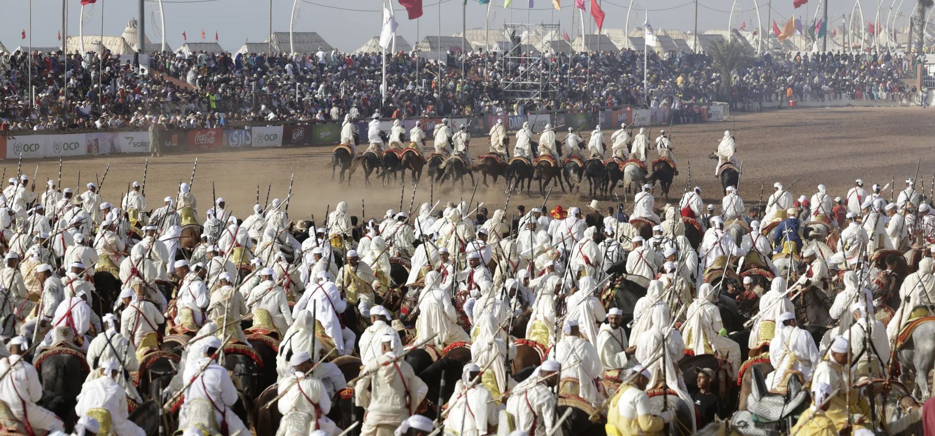 Hombres montan a caballo durante una actuación para celebrar el festival anual de Moussem, El Jadida, Marruecos. Fotografía: Abdel Majid Bziouat/AFP/Getty Images Hombres montan a caballo durante una actuación para celebrar el festival anual de Moussem, El Jadida, Marruecos. Fotografía: Abdel Majid Bziouat/AFP/Getty Images