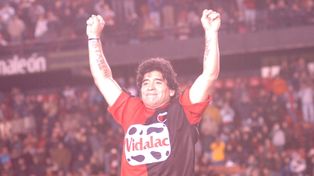 Maradona quiere dirigir en el país y se menciona a Colón como una posibilidad