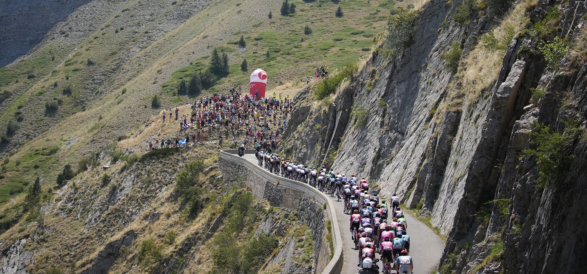 El pelotón recorre la decimonovena etapa del Tour de Francia, con salida en Gap y llegada en Alpe d'Huez, Francia, el viernes 24 de julio de 2026. (Foto AP/Mosa'ab Elshamy) El pelotón recorre la decimonovena etapa del Tour de Francia, con salida en Gap y llegada en Alpe d'Huez, Francia, el viernes 24 de julio de 2026. (Foto AP/Mosa'ab Elshamy)