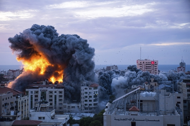 Al atardecer de este sábado comenzó la reacción de la fuerza aérea israelí sobre la ciudad de Gaza.