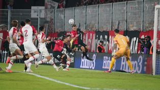 Martino aparece por el fondo, de cabeza, para dejar adentro la pelota. De esa acción llegó el gol de Lollo.
