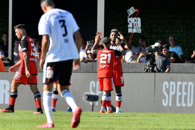 River ratificó su buen momento con la goleada ante un Riestra muy inferior