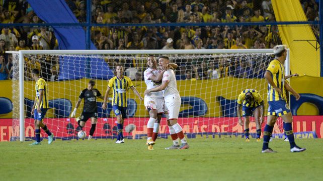 Los jugadores de Barracas Central festejan, los canallas sufren.